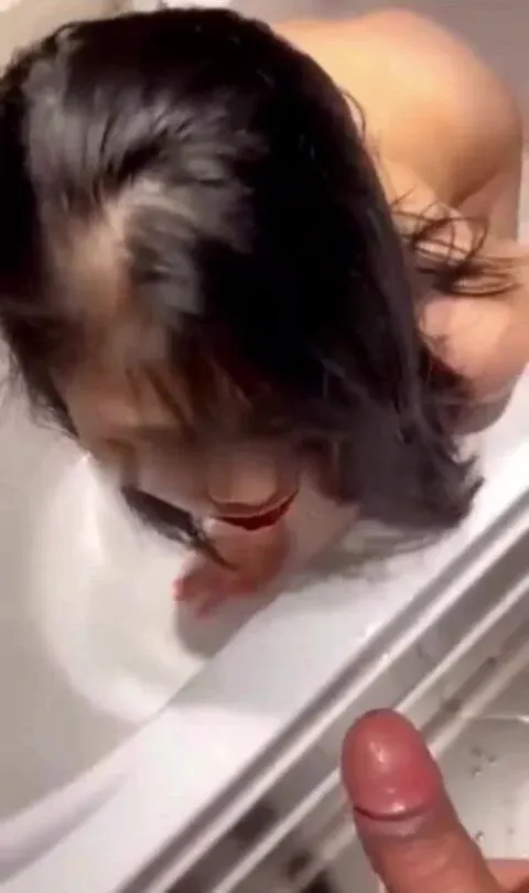 Bắt chị họ há miệng đái vô khi chị đi tắm