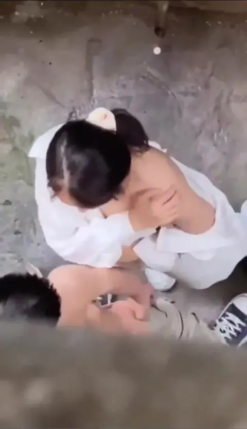 Cặp đôi sinh viên lén lút bú cu đụ nhau sau trường học