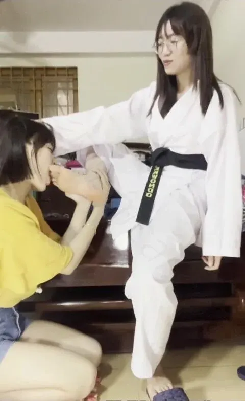 Chị họ Bắt em gái liếm bàn chân cho đỡ nứng
