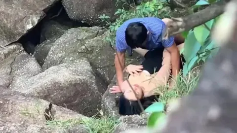 Đi du lịch với cty mà em đồng nghiệp lén lút chịch bên bờ suối