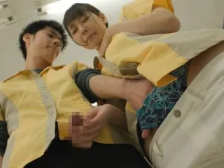 Điên cuồng địt cô đồng nghiệp trong siêu thị mini