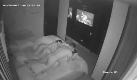 Hảo cô gái thấy vợ chồng bạn thân đụ nhau thì nứng lồn xin vào đụ ké.