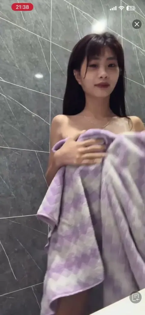 Idol tiktok Mai Linh aka NgọcNhi2k mình dây vú bự live show hàng móc lồn kím tiền