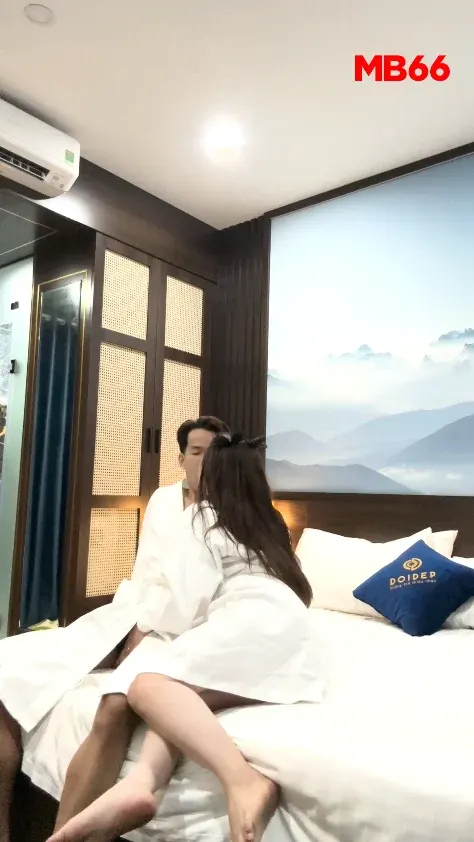 Lộ clip em nhân viên sale mb66 ngoại tình cùng người yêu cũ