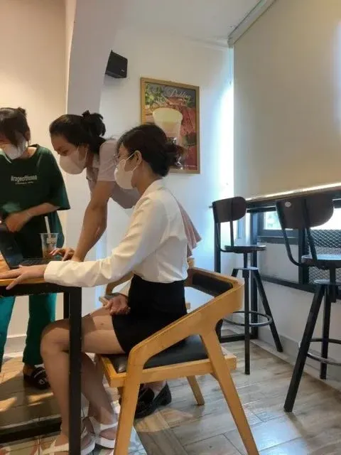 Phần 1: rảnh rỗi 2 em hotgirl lại ra quán nước show hàng căng mọng to tròn