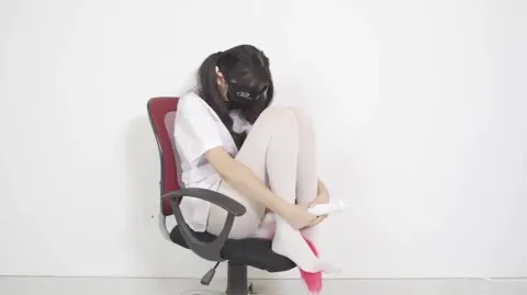 Sốc điện, trói buộc, thụt rửa hậu môn, đuôi cáo nhét vào hậu môn, bị giam cầm trong v